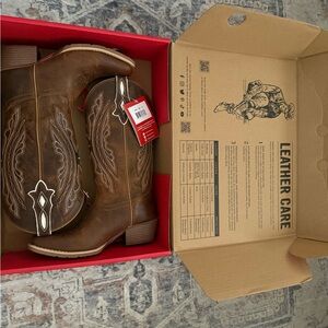 Women’s Brand New Justin Boots Dark Brown White and Tan beautiful details